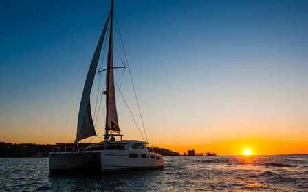 Lisbonne : Croisière en catamaran au coucher du soleil, boissons et musique