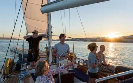 Lisbonne : croisière au coucher du soleil en voilier classique avec vin et tapas