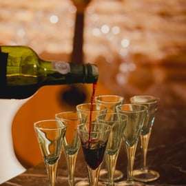 Lisbonne : Spectacle de fado avec vin dans un lieu historique