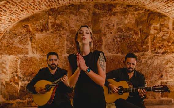 Lisbonne : Spectacle de fado avec vin dans un lieu historique