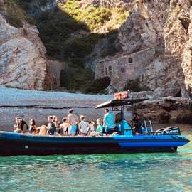 Sesimbra : Tour en bateau des plages et grottes d'Arrábida avec plongée en apnée