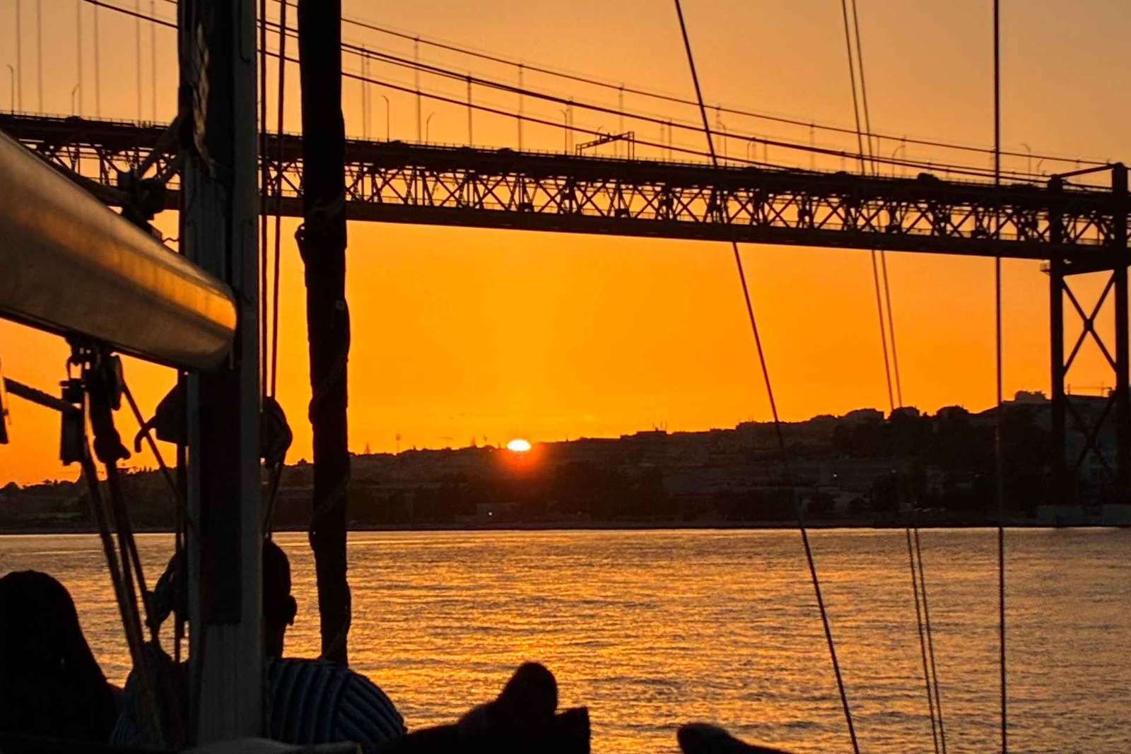 Coucher de soleil à bord d'un voilier à Lisbonne !