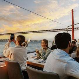 Lisbonne : Croisière sur le fleuve Tejo au coucher du soleil avec boisson de bienvenue