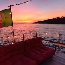 Cascais : croisière au coucher du soleil vers Lisbonne avec open bar
