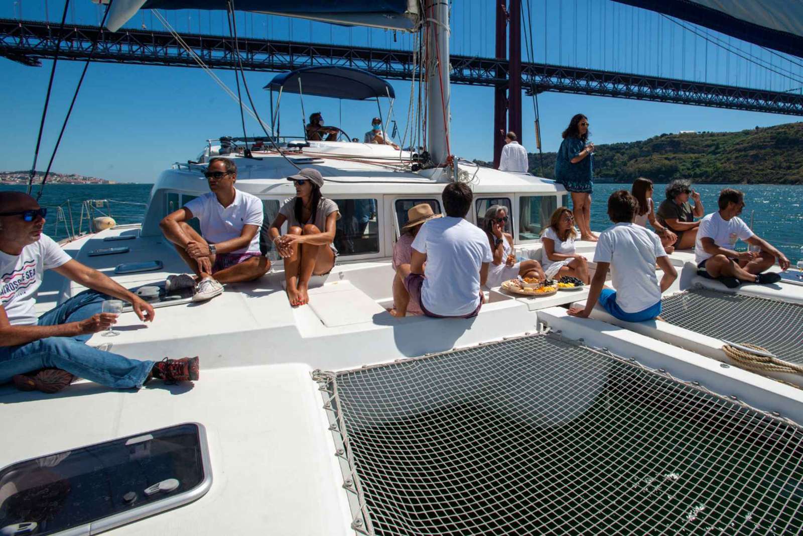 Lisbonne : Croisière en catamaran au coucher du soleil avec boisson de bienvenue