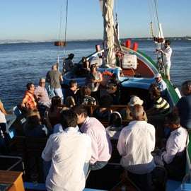 Lisbonne : Croisière sur le Tage au coucher du soleil à bord d'un bateau traditionnel