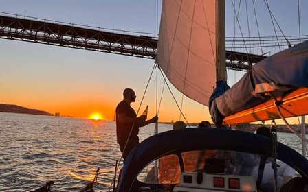 Lisbonne : Excursion en voilier au coucher du soleil avec une boisson