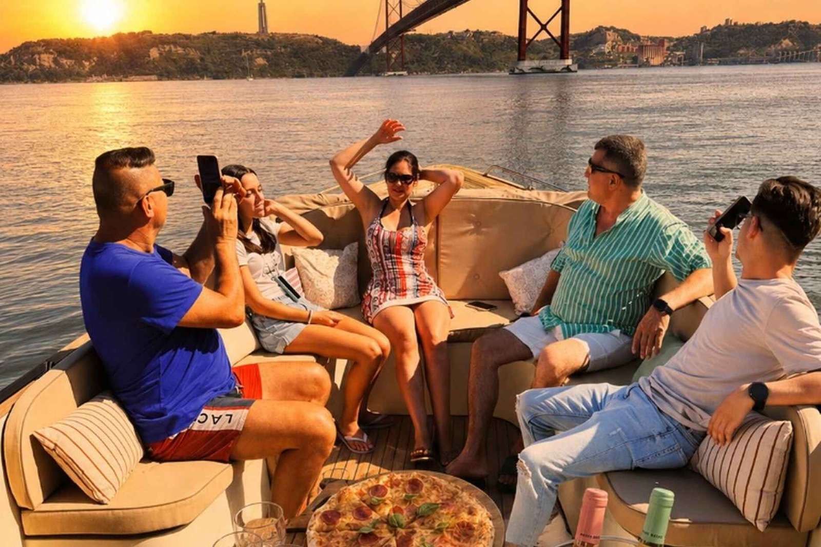 Croisière confortable au coucher du soleil à Lisbonne avec open bar et pizza