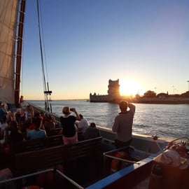 Lisbonne : Croisière sur le Tage au coucher du soleil à bord d'un bateau traditionnel