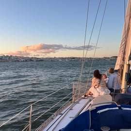 Lisbonne : croisière au coucher du soleil avec vin portugais et en-cas (petit groupe)