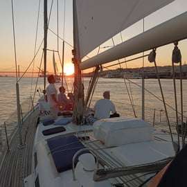 Lisbonne : promenade en voilier au coucher du soleil en petit groupe avec vin et amuse-bouches