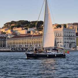 Lisbonne : promenade en voilier au coucher du soleil en petit groupe avec vin et amuse-bouches