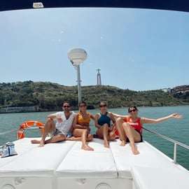 Lisbonne : Visite privée en catamaran de luxe avec boisson de bienvenue