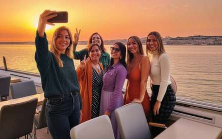 Lisbonne : Croisière sur le fleuve Tejo au coucher du soleil avec boisson de bienvenue