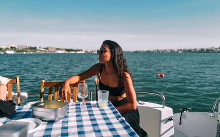 Lisbonne : Visite privée en catamaran de luxe avec boisson de bienvenue