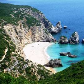 Sesimbra : plage de Ribeiro Cavalo, grottes et excursion en kayak dans l'Arrábida