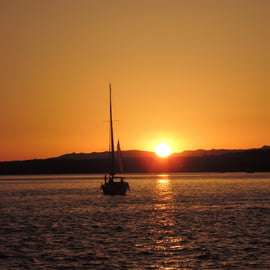 Cascais : Excursion en bateau au coucher du soleil avec boissons de bienvenue