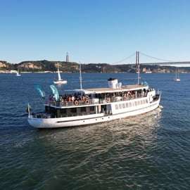 Lisbonne : Tour en bateau au coucher du soleil avec musique et boissons