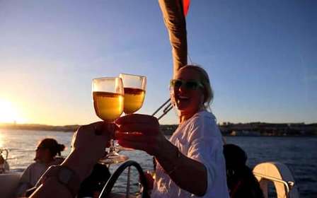 Lisbonne : croisière en voilier au coucher du soleil (max. 10)