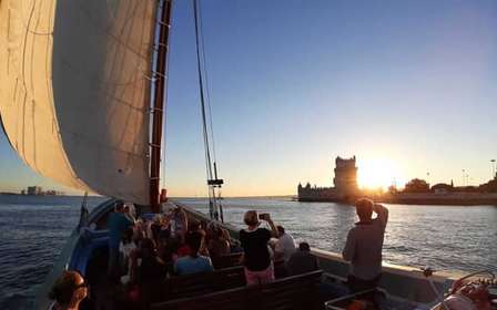 Lisbonne : Croisière sur le Tage au coucher du soleil à bord d'un bateau traditionnel