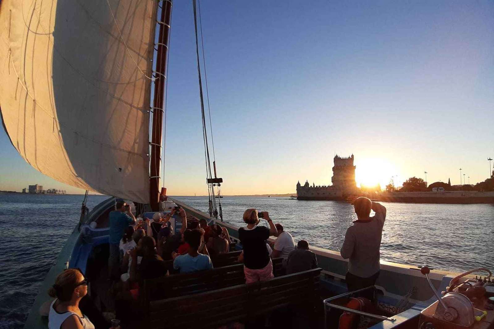 Lisbonne : Croisière sur le Tage au coucher du soleil à bord d'un bateau traditionnel