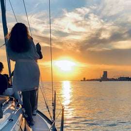 Lisbonne : Croisière privée sur le Tage au coucher du soleil à bord d'un bateau de luxe