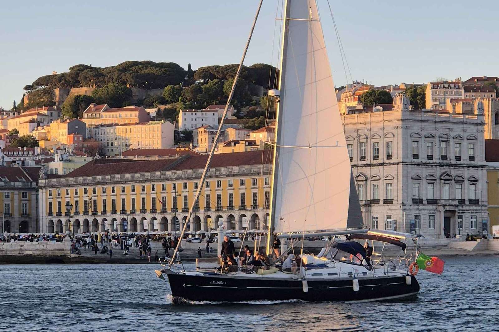Lisbonne : promenade en voilier au coucher du soleil en petit groupe avec vin et amuse-bouches