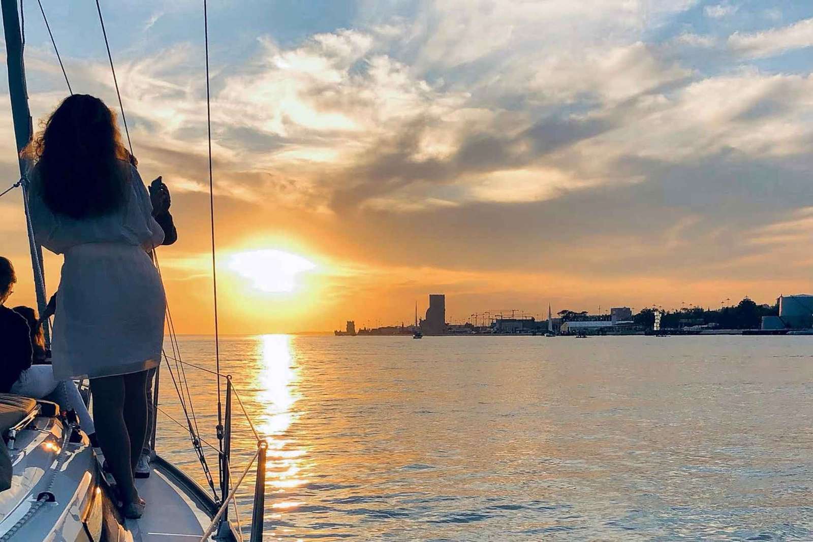 Lisbonne : Croisière privée sur le Tage au coucher du soleil à bord d'un bateau de luxe