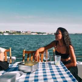 Lisbonne : Visite privée en catamaran de luxe avec boisson de bienvenue