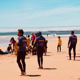 Cours de surf pour débutants à Caparica (Lisbonne)