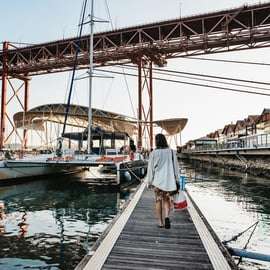 Lisbonne : Excursion en catamaran au coucher du soleil avec musique et boissons