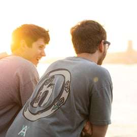 Lisbonne : Tour en bateau au coucher du soleil avec musique et boissons