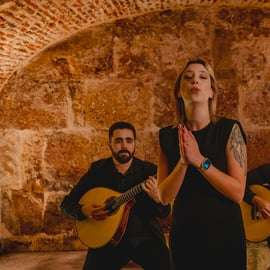 Lisbonne : Spectacle de fado avec vin dans un lieu historique