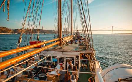 Lisbonne : Sunset Boat Party avec DJ et entrée en boîte de nuit