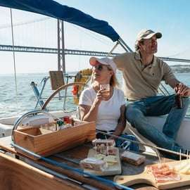 Lisbonne : Croisière en bateau à voile à la découverte de la ville avec boissons et en-cas