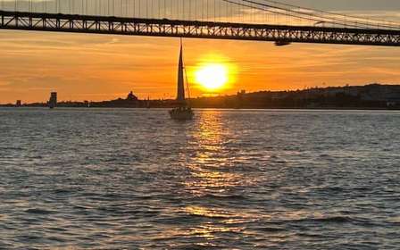 Lisbonne : croisière au coucher du soleil avec vin portugais et en-cas (petit groupe)
