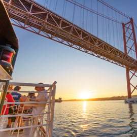 Lisbonne : Visite du fleuve Tage au coucher du soleil avec collations et boissons