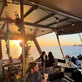Lisbonne : Excursion en catamaran au coucher du soleil avec musique et boissons