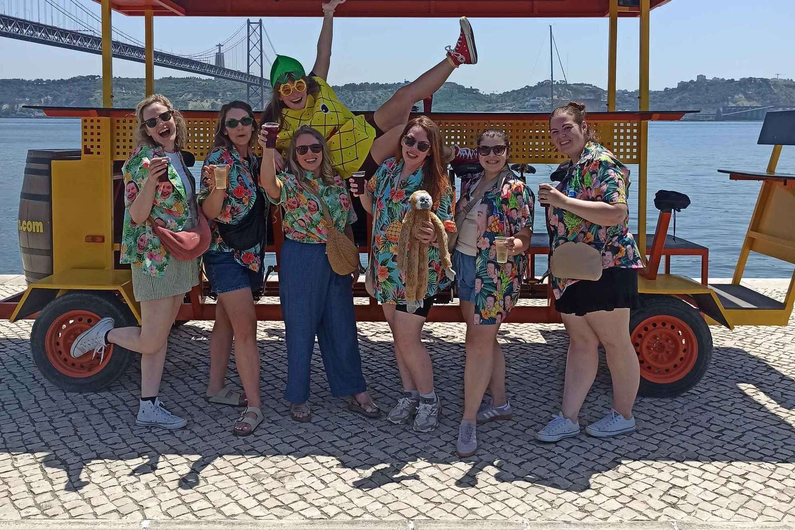 Lisbonne : visite touristique à vélo d'une heure avec bière ou sangria