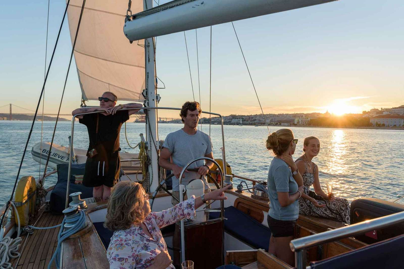 Lisbonne : croisière au coucher du soleil en voilier classique avec vin et tapas
