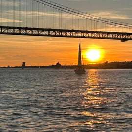 Lisbonne : croisière au coucher du soleil avec vin portugais et en-cas (petit groupe)