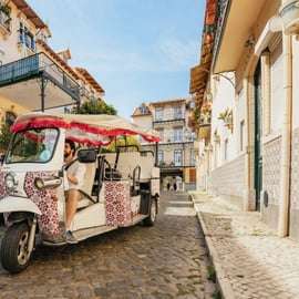 Lisbonne : Visite guidée en tuk tuk de 4 heures avec dégustation de mets et de vins
