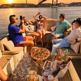 Croisière confortable au coucher du soleil à Lisbonne avec open bar et pizza