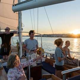 Lisbonne : croisière au coucher du soleil en voilier classique avec vin et tapas
