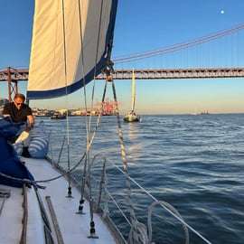Lisbonne : croisière au coucher du soleil avec vin portugais et en-cas (petit groupe)