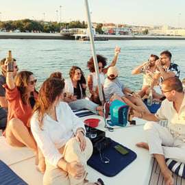 Lisbonne : promenade en voilier au coucher du soleil en petit groupe avec vin et amuse-bouches
