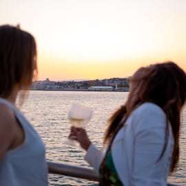 Lisbonne : Visite du fleuve Tage au coucher du soleil avec collations et boissons