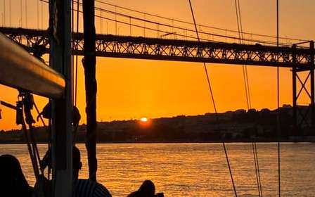 Coucher de soleil à bord d'un voilier à Lisbonne !