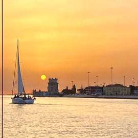 Lisbonne : Croisière privée sur le Tage au coucher du soleil à bord d'un bateau de luxe