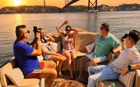 Croisière confortable au coucher du soleil à Lisbonne avec open bar et pizza